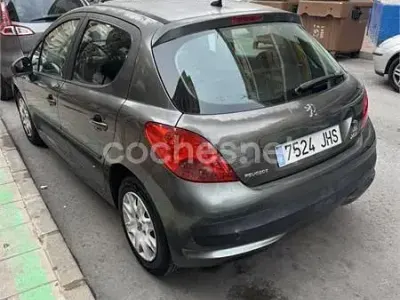 Usado Peugeot 207 70 HP (51 kW) 2008 Cinzento Sedan