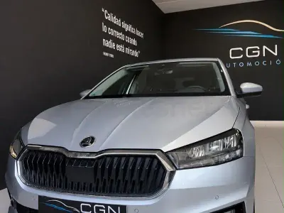 Usado Skoda Fabia Essence 80 CV (58 kW) 2025 Gris / plata Utilitario