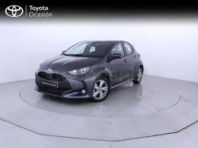 Usado Toyota Yaris Hybrid Active 116 CV (85 kW) 2025 Gris / plata Berlina