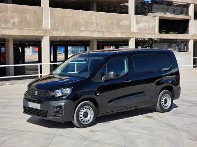 Usado Peugeot Partner S 102 CV (75 kW) 2023 Negro Monovolumen