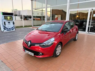 Usado Renault Clio IV Authentique 75 CV (55 kW) 2014 Rojo Berlina