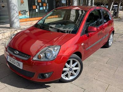 Usado Ford Fiesta Ambiente 70 CV (51 kW) 2007 Granate Utilitario