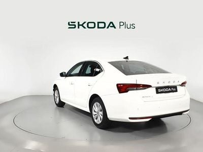 Usado Skoda Octavia Selection 116 CV (85 kW) 2025 Blanco