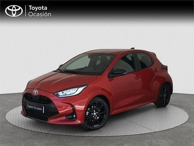 Usado Toyota Yaris Hybrid Plus 116 CV (85 kW) 2022 Rojo Monovolumen