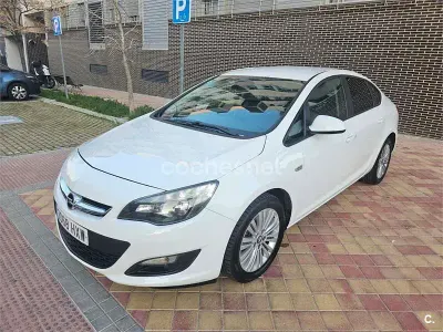 Usado Opel Astra Excellence 110 CV (80 kW) 2014 Blanco Berlina