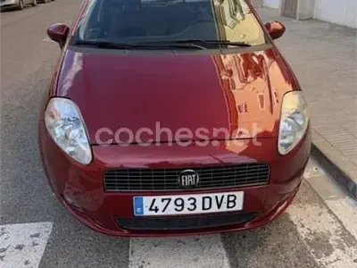 Usado Fiat Grande Punto Dynamic 77 CV (56 kW) 2005 Rojo Utilitario
