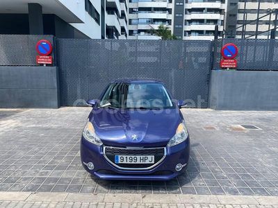 Usado Peugeot 208 Allure 82 CV (60 kW) 2013 Violeta / lila Utilitario