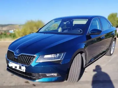 Usado Skoda Superb Style 190 CV (139 kW) 2016 Azul Familiar
