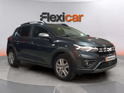 Usado Dacia Sandero Essentiel 91 CV (66 kW) 2023 Gris Utilitario