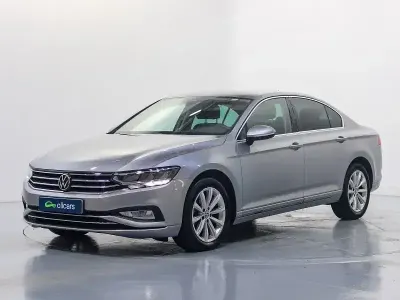 Usado VW Passat Executive 150 CV (110 kW) 2021 Gris / plata Berlina