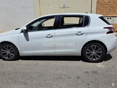 Usado Peugeot 308 Allure 120 CV (88 kW) 2017 Blanco Berlina