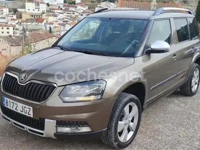 Usado Skoda Yeti Elegance 110 CV (80 kW) 2015 Marrón SUV