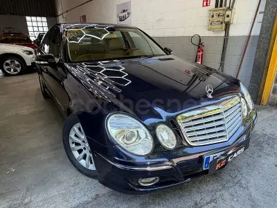 Usado Mercedes E220 Elegance 170 CV (125 kW) 2006 Azul Berlina
