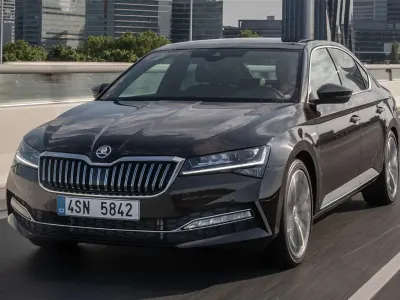 Usado Skoda Superb Ambition 150 CV (110 kW) 2016 Marrón Familiar