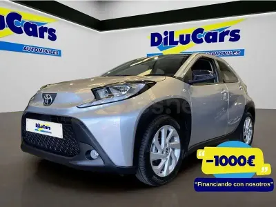 Usado Toyota Aygo X Play 72 CV (52 kW) 2023 Gris / plata SUV