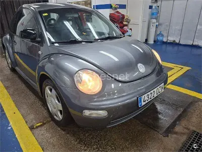 Usado VW New Beetle 115 CV (84 kW) 1999 Gris / plata Utilitario