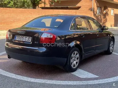 Usado Audi A4 130 CV (95 kW) 2003 Negro Familiar