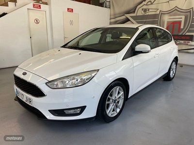 Käytetty Ford Focus Trend 125 HP (91 kW) 2015 Valkoinen Sedan
