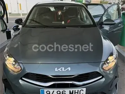 Usado Kia Ceed 100 CV (73 kW) 2023 Gris / plata Utilitario