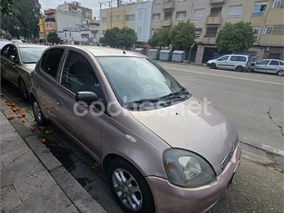 Usado Toyota Yaris Sol 68 CV (50 kW) 1999 Rosa Berlina