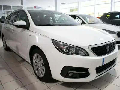 Usado Peugeot 308 Style 130 CV (95 kW) 2019 Blanco Familiar