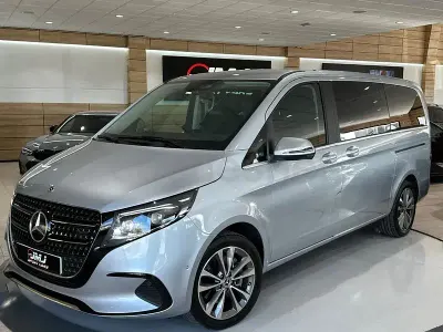 Usado Mercedes V250 Avantgarde 190 CV (139 kW) 2024 Gris / plata Monovolumen