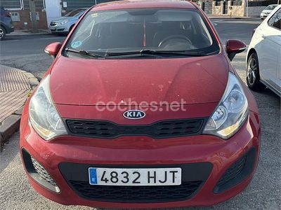 Usado Kia Rio 85 CV (62 kW) 2013 Rojo Berlina