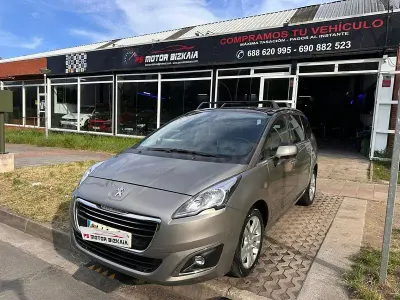 Usado Peugeot 5008 Allure 150 CV (110 kW) 2015 Beige Monovolumen