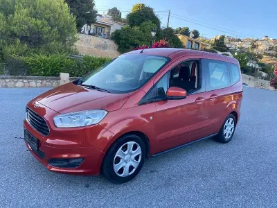 Usado Ford Tourneo Courier Ambiente 95 CV (69 kW) 2016 Granate Monovolumen