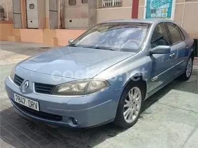 Usado Renault Laguna II Dynamique 135 CV (99 kW) 2005 Gris / plata Berlina
