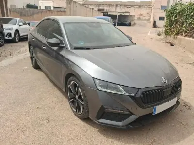 Usado Skoda Octavia RS 200 CV (147 kW) 2023 Gris/plata