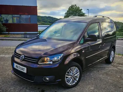 Usado VW Caddy Trendline 105 CV (77 kW) 2015 Violeta / lila Monovolumen
