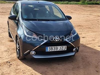 Gris / plata Usado 2017 Toyota Aygo X-play Utilitario | 9990 € (Un poco caro)
