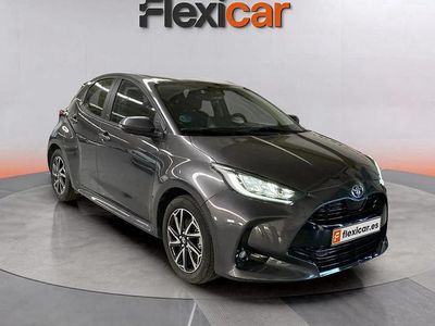 Usado Toyota Yaris Hybrid Plus 117 CV (86 kW) 2022 Gris Berlina