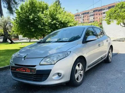 Usado Renault Mégane Dynamique 106 CV (77 kW) 2010 Plateado Utilitario
