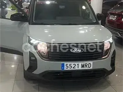 Usado Ford Tourneo Courier Titanium 125 CV (91 kW) 2024 Gris / plata Monovolumen