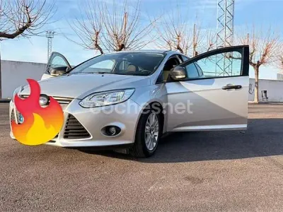 Usado Ford Focus Trend 100 CV (73 kW) 2012 Gris / plata Berlina