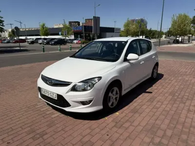 Usado Hyundai i30 Classic 109 CV (80 kW) 2010 Blanco Utilitario