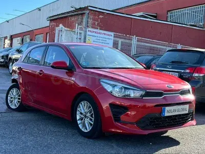 Usado Kia Rio 120 CV (88 kW) 2020 Granate Berlina
