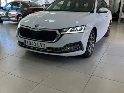 Usado Skoda Octavia Selection 150 CV (110 kW) 2022 Blanco Familiar
