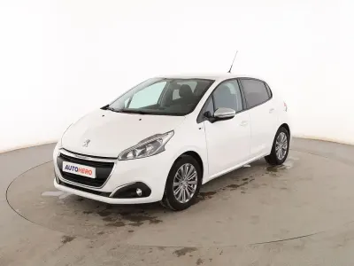 Usado Peugeot 208 Style 82 CV (60 kW) 2016 Blanco Utilitario