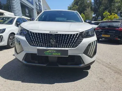 Usado Peugeot 2008 Allure 100 CV (73 kW) 2025 Blanco SUV