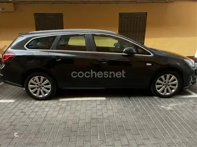 Usado Opel Astra Excellence 165 CV (121 kW) 2014 Negro Familiar