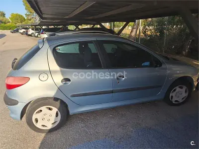 Usado Peugeot 206 75 CV (55 kW) 2003 Blanco Berlina