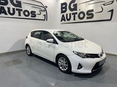 Usado Toyota Auris Advance 124 CV (91 kW) 2013 Blanco Berlina