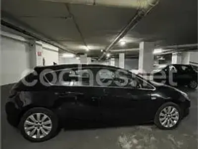 Usado Opel Astra Cosmo 140 CV (102 kW) 2010 Negro Berlina
