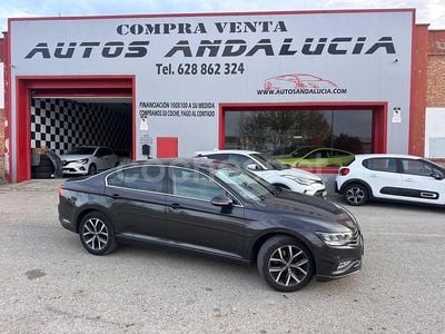 Gris / plata Usado 2021 VW Passat Berlina | 16.490 € (Precio justo)