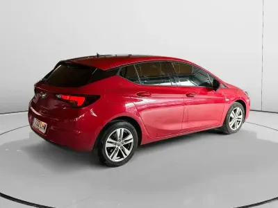 Usado Opel Astra S 110 CV (80 kW) 2020 Rojo Berlina