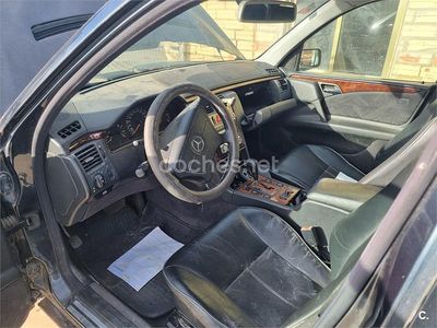 Negro Usado 2000 Mercedes E300 Classic Berlina | 1600 €