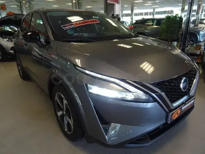 Usado Nissan Qashqai N-Connecta 140 CV (102 kW) 2022 Gris / plata SUV